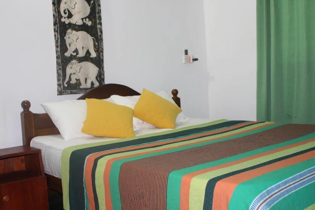 Alex Home Stay Канді Екстер'єр фото